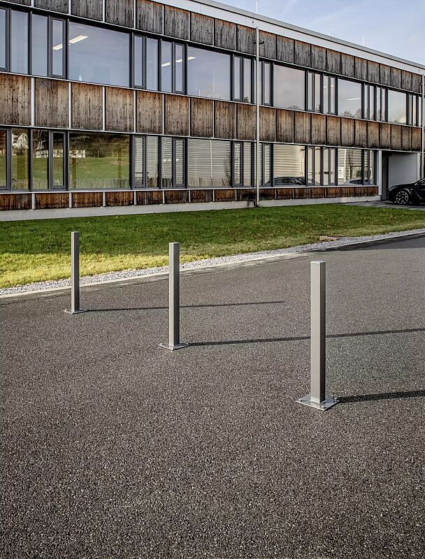 Sperrpfosten GERNIKA NEW zum Aufdübeln, mit Bodenplatte, in RAL 9007 graualuminium