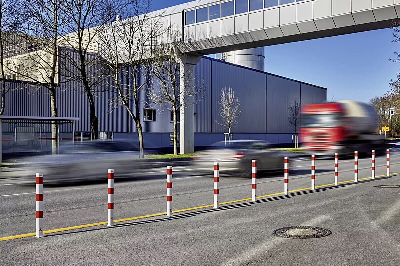 Sperrpfosten GERNIKA NEW zum Einbetonieren, herausnehmbar aus Bodenhülse mittels Dreikantschloss, in RAL 9010 reinweiß mit roten Reflexstreifen