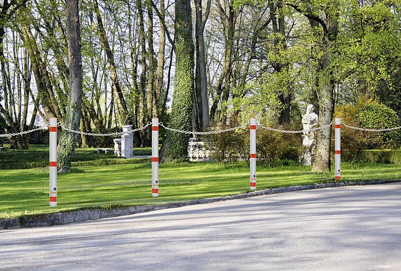 Sperrpfosten GIRONA aus Aluminium, herausnehmbar aus Bodenhülse mittels Dreikantschloss, feuerverzinkte Absperrkette (Zubehör)