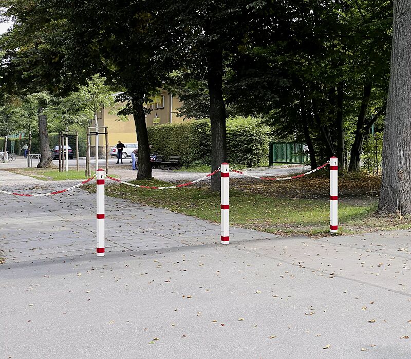 Sperrpfosten LAGUNA aus Stahl, pulverbeschichtet weiß mit roten Streifen (Mehrpreis), herausnehmbar aus Bodenhülse mittels Profilzylinderschloss, Absperrkette aus Kunststoff in rot/weiß (Zubehör)