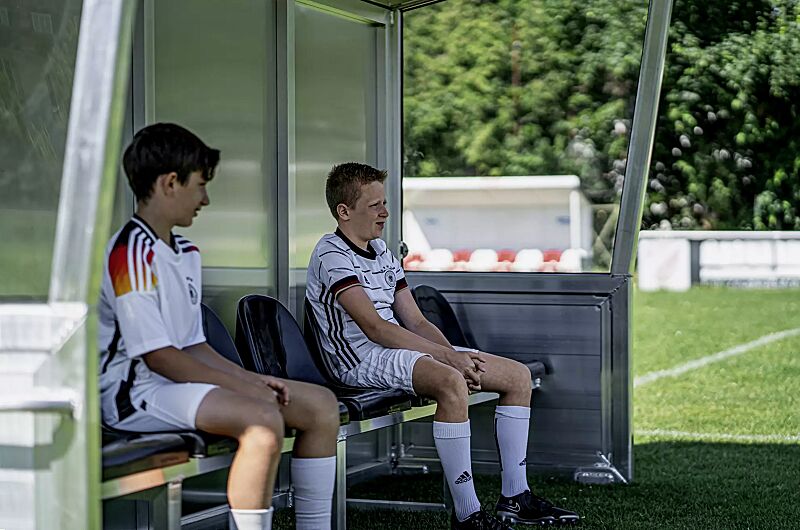 spielerkabine-calcio__shoKAT0075079 Detail: Sitze in schwarz