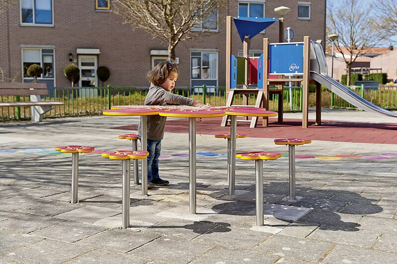 spieltisch-und-sitze-sommerwiese__shoKAT0052616 Spieltisch SOMMERWIESE mit 6 Sitzen