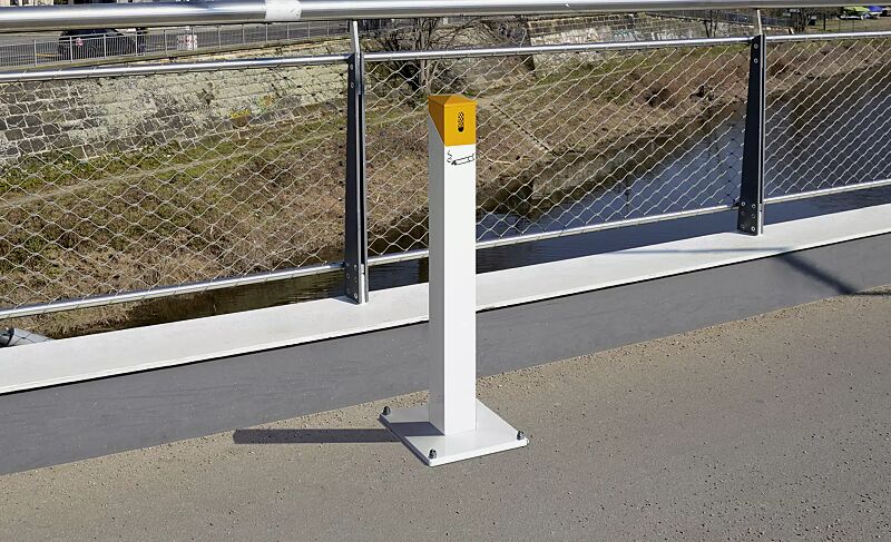 Standascher RIO, quadratisch, Korpus in RAL 9016 verkehrsweiß, Kopfteil in RAL 1023 verkehrsgelb