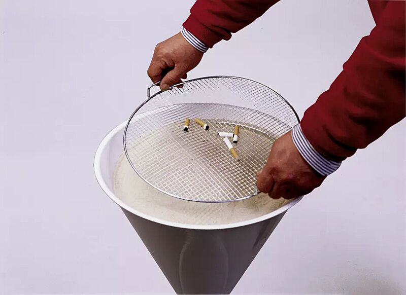 Detail: Sieb und Ascherschale