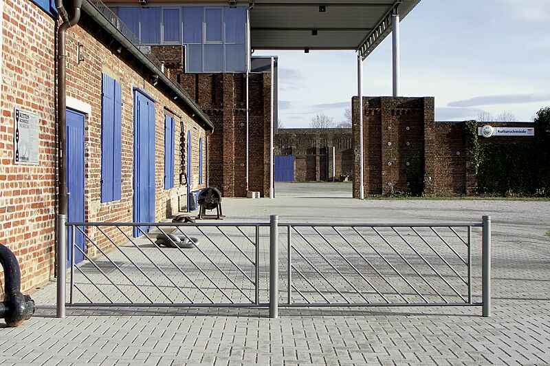 Systemgeländer mit Poller BOULEVARD 83, bestehend aus Anfangs-, Mittel- und Endpoller sowie Gitterelementen mit diagonalen Füllstäben in einer Breite von 1970 mm, modular erweiterbar, in DB 703 eisenglimmer