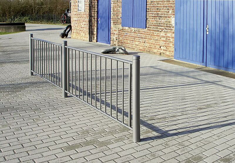 Systemgeländer mit Poller BOULEVARD 83, bestehend aus Anfangs-, Mittel- und Endpoller sowie Gitterelementen mit vertikalen Füllstäben in einer Breite von 1970 mm, modular erweiterbar, in DB 703 eisenglimmer