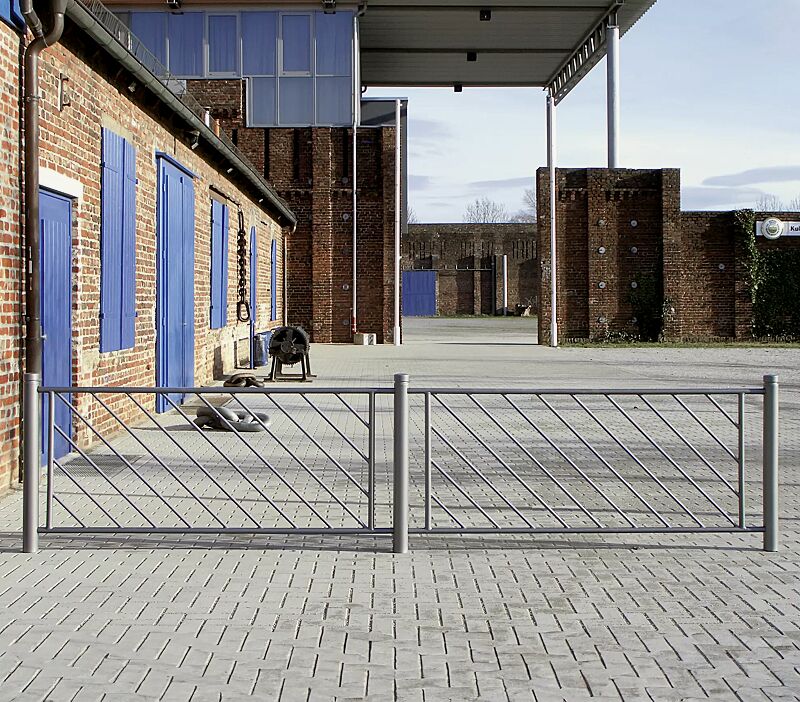 Systemgeländer mit Poller BOULEVARD 83, bestehend aus Anfangs-, Mittel- und Endpoller sowie Gitterelementen mit diagonalen Füllstäben in einer Breite von 1970 mm, modular erweiterbar, in DB 703 eisenglimmer