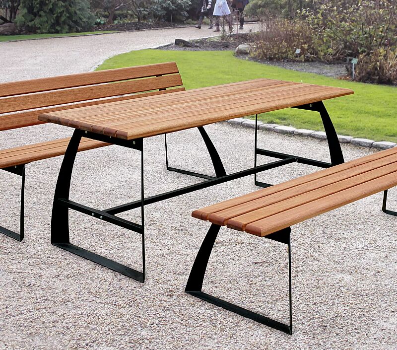 Tisch ADAM und Sitzbank ADAM mit und ohne Rückenlehne, mit Lärchenholzbelattung, Stahlteile in RAL 9005 tiefschwarz