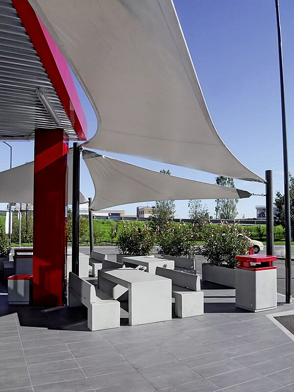 Tisch ANDROMEDA und Sitzbänke ALTHEA, Beton in naturweiß - 18