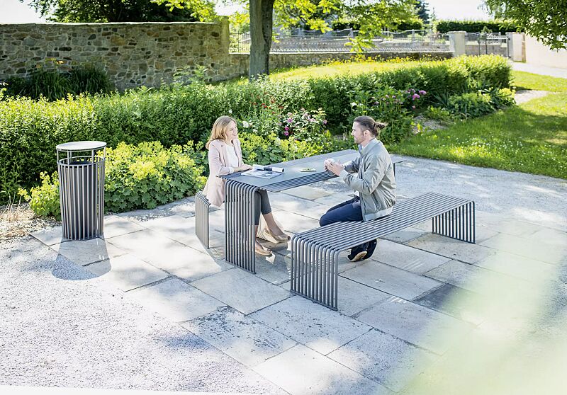 tisch-anzio__shoKAT0059632 Kollektion ANZIO bestehend aus Tisch, Sitzbank, Sitz und Abfallbehälter, in eisenglimmergrau