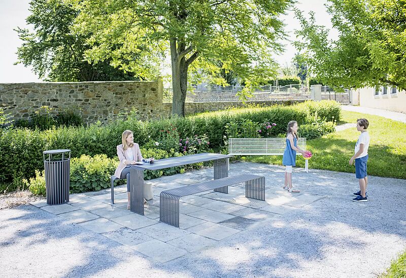 tisch-anzio__shoKAT0059633 Kollektion ANZIO bestehend aus Tisch, Sitzbank, Sitz und Abfallbehälter, in eisenglimmergrau bzw. in RAL 9003 signalweiß