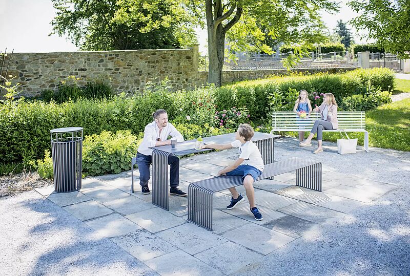 tisch-anzio__shoKAT0059634 Kollektion ANZIO bestehend aus Tisch, Sitzbank, Sitz und Abfallbehälter, in eisenglimmergrau bzw. in RAL 9003 signalweiß