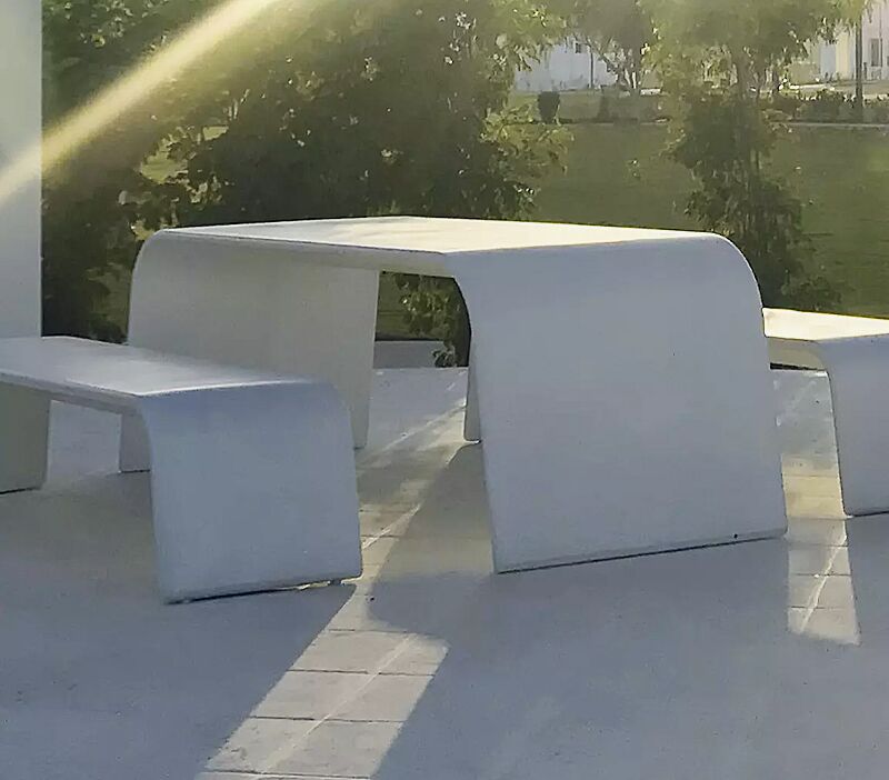 Tisch AURORA aus UTC®-Beton, in weiß und Sitzbank ALBA