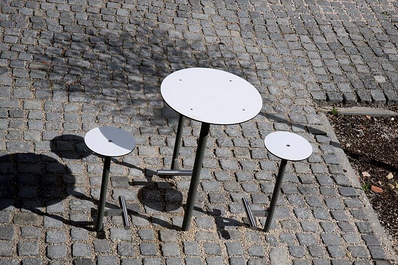 tisch-bistrot-bar__shoKAT0050675 Barhocker und Stehtisch BISTROT mit HPL-Auflage in White 0085, Stahlteile in RAL 9007 graualuminium