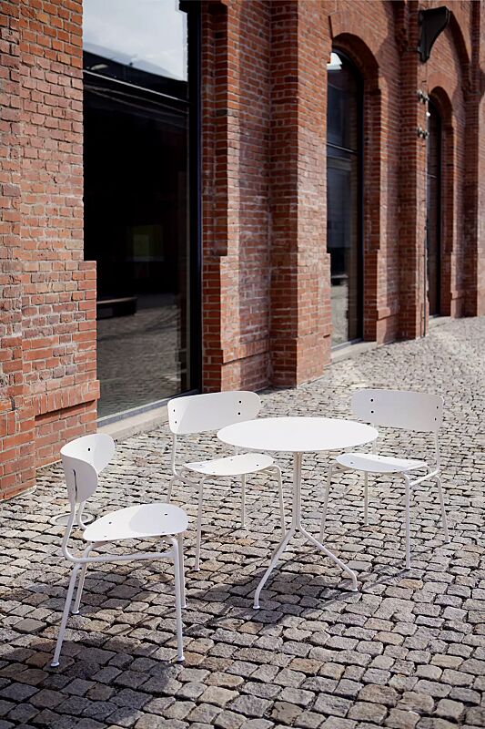 Tisch BOHÉM mit runder Aluminiumauflage sowie Sitz BOHÉM aus Aluminium, Stahl- und Aluminiumteile pulverbeschichtet in RAL 9010 reinweiß