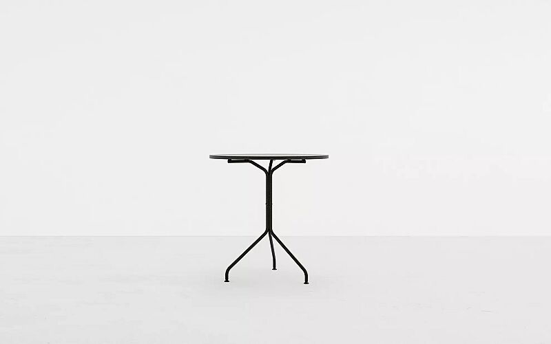 Tisch BOHÉM mit runder Aluminiumauflage, Stahl- und Aluminiumteile pulverbeschichtet in RAL 9005 tiefschwarz