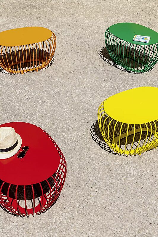 tisch-bubble__shoKAT0070830 Tische BUBBLE in RAL 1037 sonnengelb, RAL 6037 reingrün, RAL 3020 verkehrsrot und RAL 1016 schwefelgelb