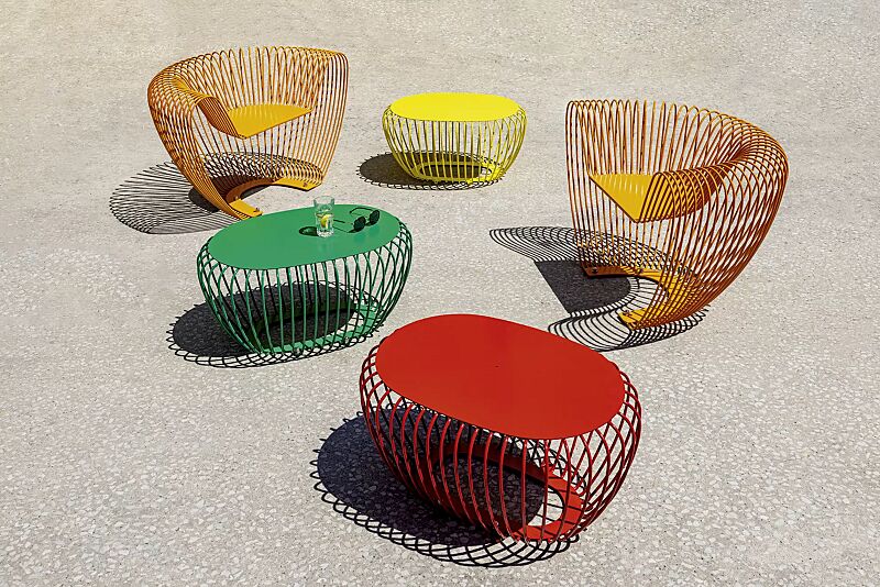 tisch-bubble__shoKAT0070832 Tische BUBBLE in RAL 1016 schwefelgelb, RAL 6037 reingrün und RAL 3020 verkehrsrot sowie Sitze BUBBLE in RAL 1037 sonnengelb