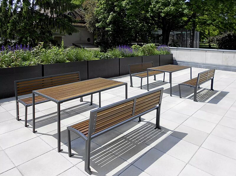 Tisch CAMILLA und Sitzbänke CAMILLA mit Rückenlehne, mit Hartholzbelattung, Stahlteile in RAL 7016 anthrazitgrau