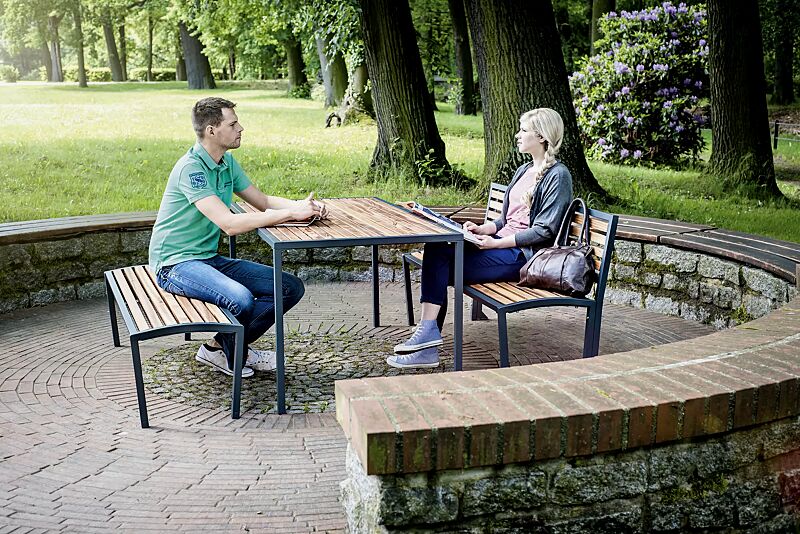 Tisch CAMILLA und Sitzbänke CAMILLA ohne und mit Rückenlehne, mit Hartholzbelattung, Stahlteile in RAL 7016 anthrazitgrau