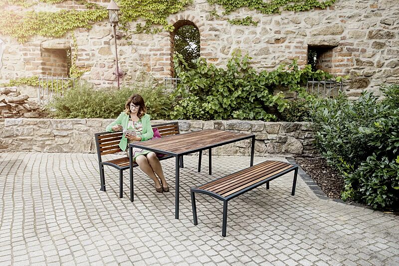 Tisch CAMILLA und Sitzbänke CAMILLA ohne und mit Rückenlehne, mit Hartholzbelattung, Stahlteile in RAL 7016 anthrazitgrau