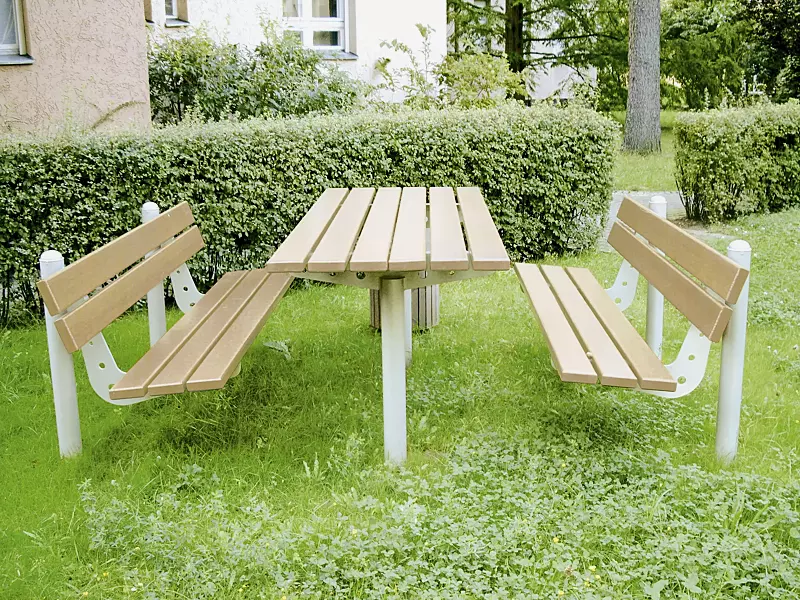 tisch-cortona__shoKAT0063555 Bank-Tisch-Kombination CORTONA mit Louro Gamela Holzbelattung bestehend aus einem Tisch und 2 Sitzbänken mit Rückenlehnen, Stahlteile in RAL 9006 weißaluminium