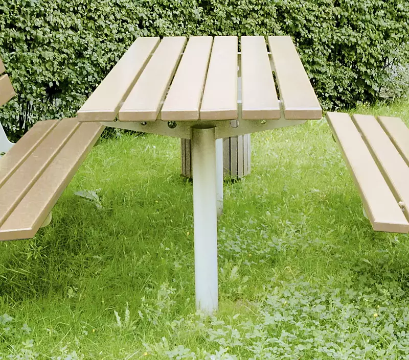 tisch-cortona__shoKAT0063556 Bank-Tisch-Kombination CORTONA mit Louro Gamela Holzbelattung bestehend aus einem Tisch und 2 Sitzbänken mit Rückenlehnen, Stahlteile in RAL 9006 weißaluminium