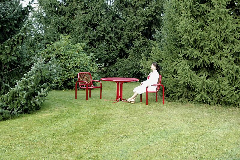 Tisch EGNA in RAL 3000 feuerrot und Sitz EGNA