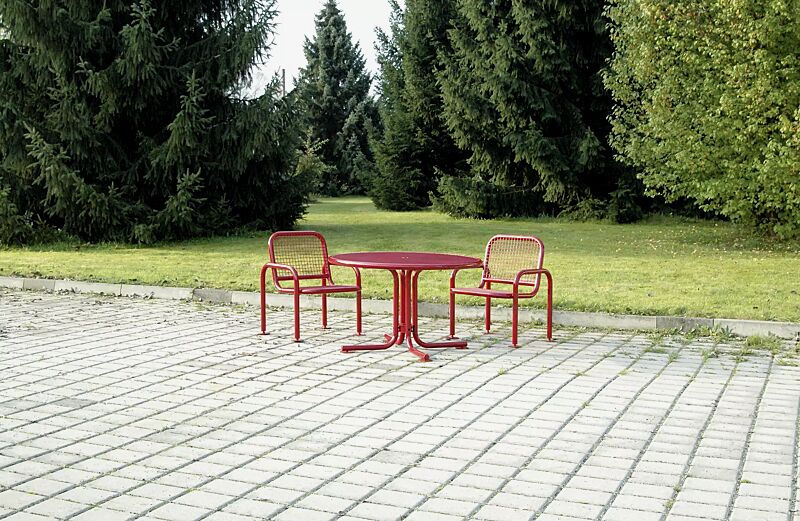 Tisch EGNA in RAL 3000 feuerrot und Sitz EGNA