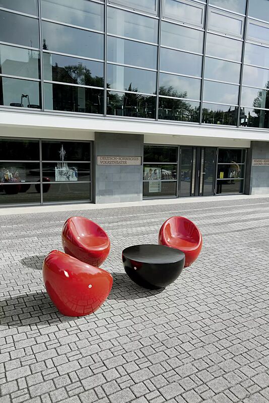 tisch-family__shoKAT0052303 Tisch FAMILY zum freien Aufstellen, aus Beton, in RAL 9005 tiefschwarz und Sitz CUDDLY aus Beton, zum freien Aufstellen, in RAL 3000 feuerrot