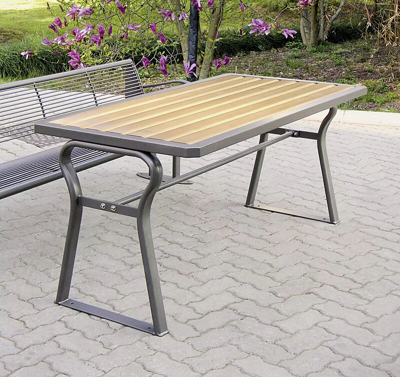 Kombinationsvorschlag: Tisch GAMMA mit Escheholzbelattung und Sitzbank TAURUS mit Rückenlehne und Armlehnen, Stahlteile in DB 703 eisenglimmer