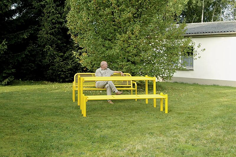 Tisch GLURNS und Sitzbänke GLURNS ohne und mit Rückenlehne, in RAL 1018 zinkgelb