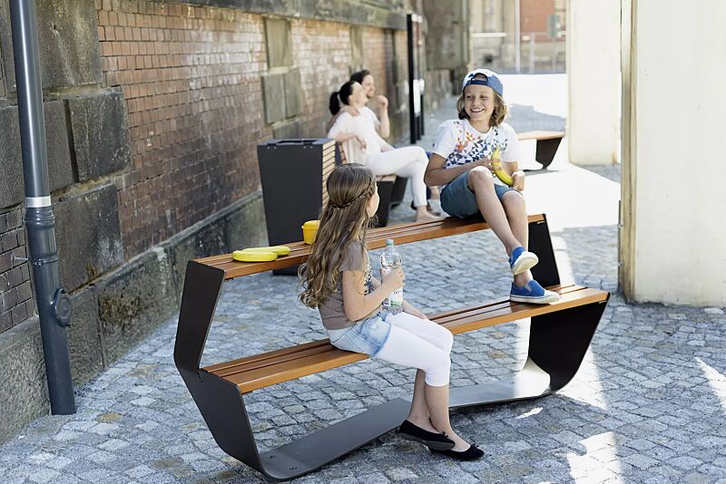 tisch-karma__shoKAT0055538 Kollektion KARMA bestehend aus Tisch, Sitzbank und Abfallbehälter