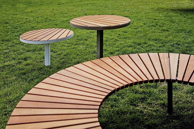 tisch-lago__shoKAT0068876 Tisch und Sitz LAGO mit Jatobaholzbelattung, Stahlteile in RAL 7016 anthrazitgrau und RAL 9010 reinweiß sowie Runbank LAGO ohne Rückenlehne, Breite 3100 mm, mit Jatobaholzbelattung, Stahlteile in RAL 9005 tiefschwarz