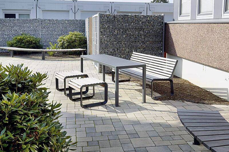 Tisch LIGURIA zum Aufdübeln, in RAL 7016 anthrazitgrau und Sitz und Sitzbank PORTIQOA mit und ohne Rückenlehne, mit Jatobaholzbelattung, Aluminiumguss in RAL 7016 anthrazitgrau (auf Anfrage)