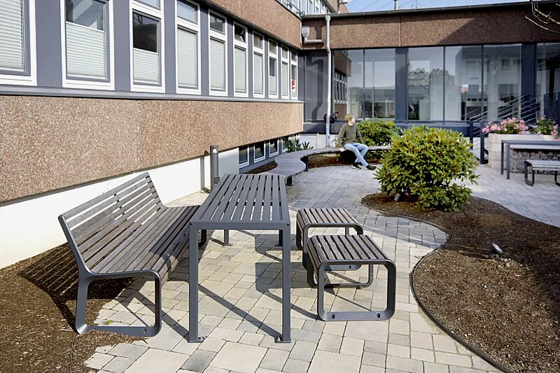 Tisch LIGURIA zum Aufdübeln, in RAL 7016 anthrazitgrau und Sitz und Sitzbank PORTIQOA mit und ohne Rückenlehne, mit Jatobaholzbelattung, Aluminiumguss in RAL 7016 anthrazitgrau (auf Anfrage)