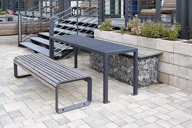 Tisch LIGURIA zum Aufdübeln, in RAL 7016 anthrazitgrau und Sitzbank PORTIQOA ohne Rückenlehne, mit Jatobaholzbelattung, Aluminiumguss in RAL 7016 anthrazitgrau (auf Anfrage)