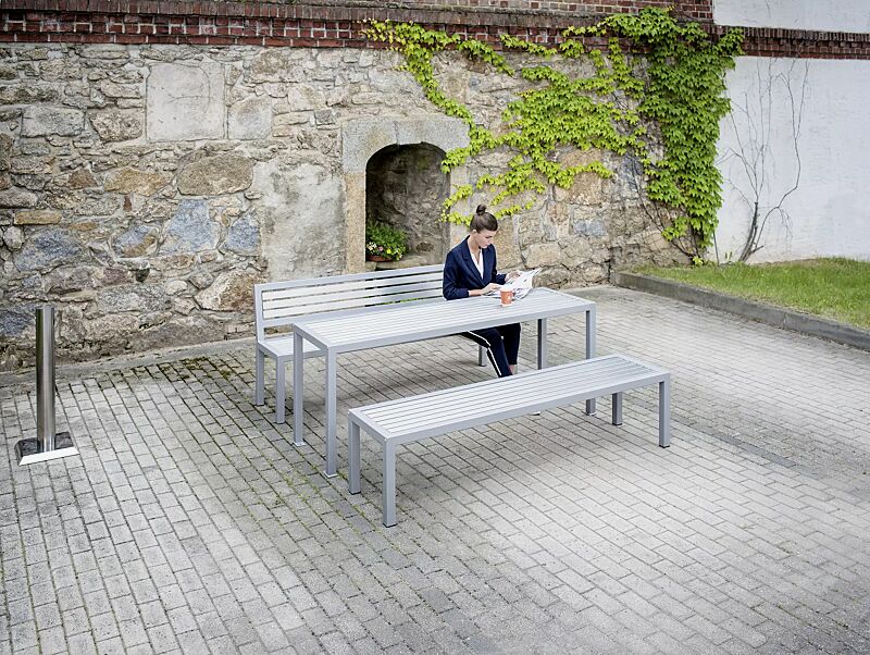Tisch LIGURIA zum freien Aufstellen, mit Edelstahlauflage sowie Sitzbank LIGURIA ohne und mit Rückenlehne sowie Ascher FINTWIN