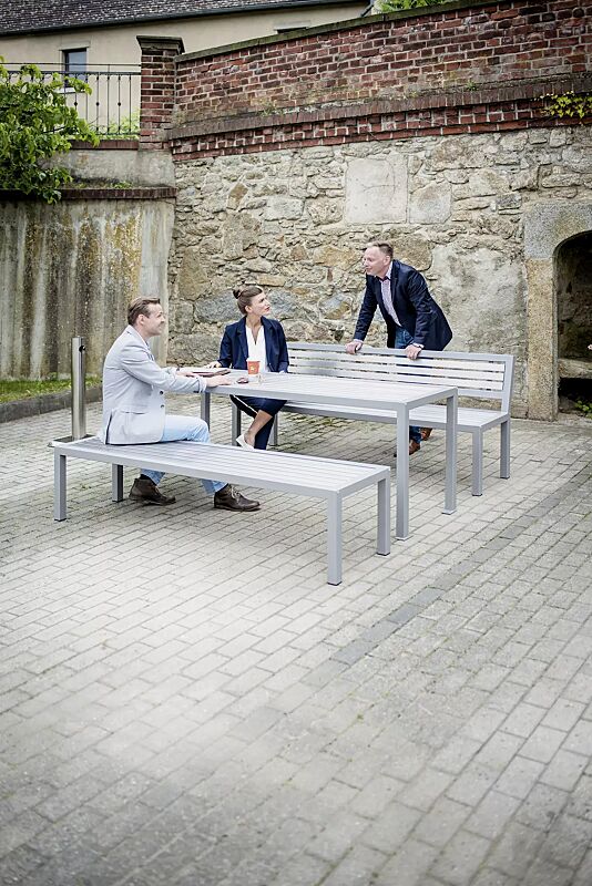 Tisch LIGURIA zum freien Aufstellen, mit Edelstahlauflage sowie Sitzbank LIGURIA, mit und ohne Rückenlehne sowie Ascher FINTWIN