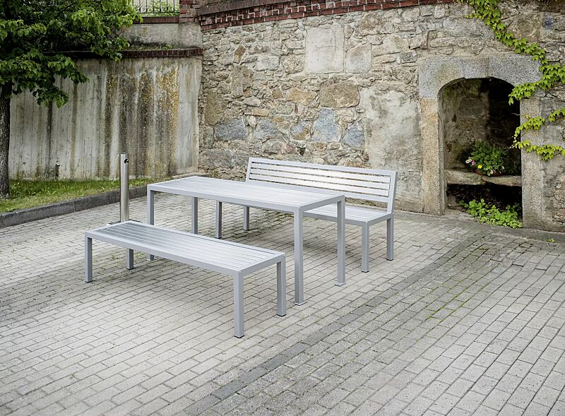 Tisch LIGURIA zum freien Aufstellen, mit Edelstahlauflage sowie Sitzbank LIGURIA, mit und ohne Rückenlehne sowie Ascher FINTWIN