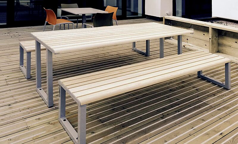 tisch-mantua__shoKAT0060738 Tisch MANTUA und Sitzbank MANTUA ohne Rückenlehne, Aluminium in natürlichem Eschenholzoptik-Effekt, Stahlteile in RAL 9003 signalweiß