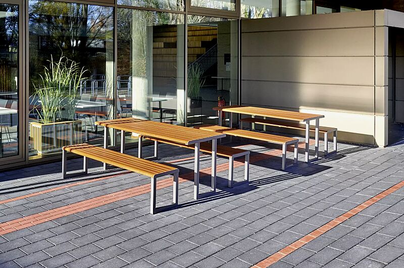 tisch-mantua__shoKAT0077321 Tisch MANTUA und Sitzbank MANTUA, Aluminium in natürlichem Durmast Eichenholzoptik-Effekt, Stahlteile in DB 703 eisenglimmer