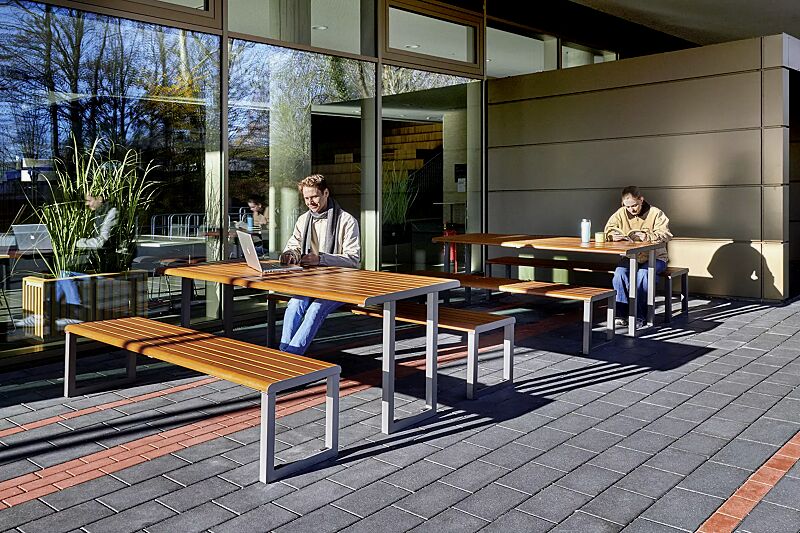 tisch-mantua__shoKAT0077323 Tisch MANTUA und Sitzbank MANTUA, Aluminium in natürlichem Durmast Eichenholzoptik-Effekt, Stahlteile in DB 703 eisenglimmer