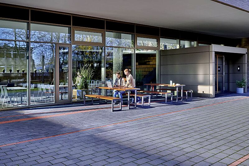 tisch-mantua__shoKAT0077324 Tisch MANTUA und Sitzbank MANTUA, Aluminium in natürlichem Durmast Eichenholzoptik-Effekt, Stahlteile in DB 703 eisenglimmer