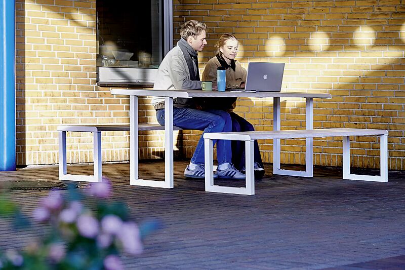 tisch-mantua__shoKAT0077328 Tisch MANTUA und Sitzbank MANTUA, Aluminium in natürlichem Eschenholzoptik-Effekt, Stahlteile in RAL 9003 signalweiß