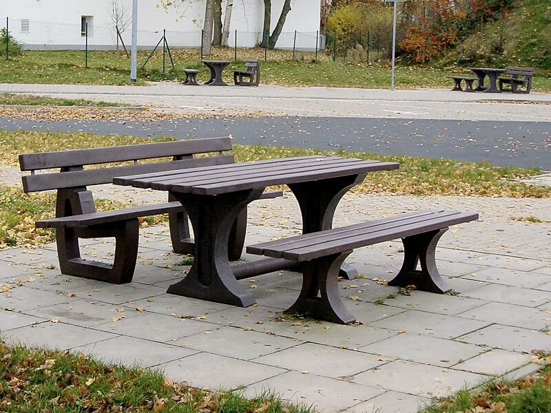 Bank-Tisch-Kombination MATERA bestehend aus Sitzbank mit Rückenlehne, Sitzbank ohne Rückenlehne und Tisch aus Recycling-Kunststoff in braun, Länge 2000 mm