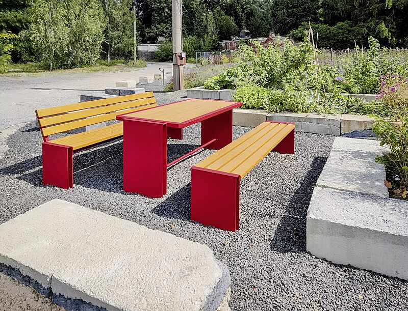 Bank-Tisch-Kombination NATURA bestehend aus Sitzbank mit und ohne Rückenlehne und einem Tisch, mit Eschenholzbelattung, Stahlteile in RAL 3002 karminrot