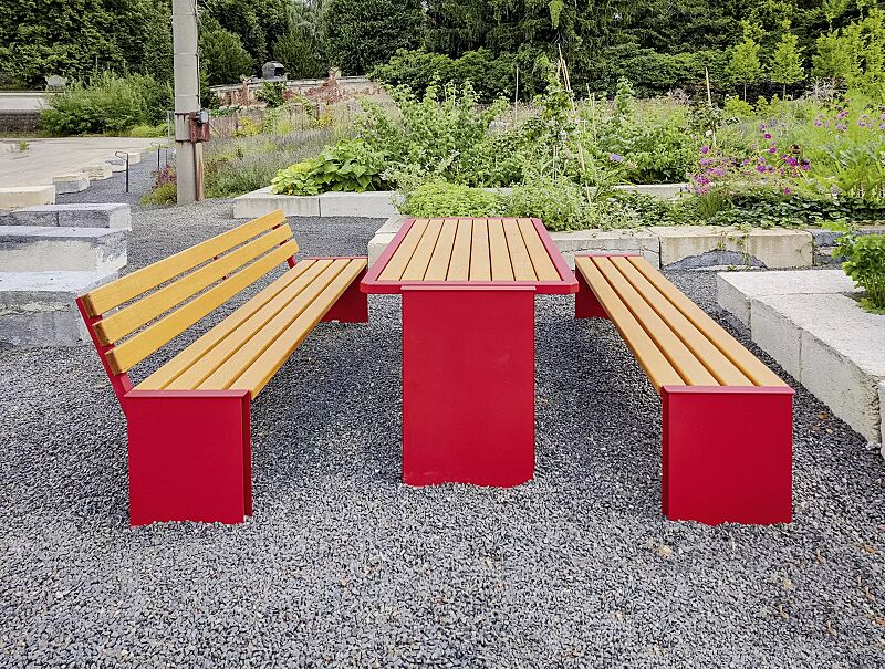 Bank-Tisch-Kombination NATURA bestehend aus Sitzbank mit und ohne Rückenlehne und einem Tisch, mit Esche-Holzbelattung, Stahlteile in RAL 3002 karminrot