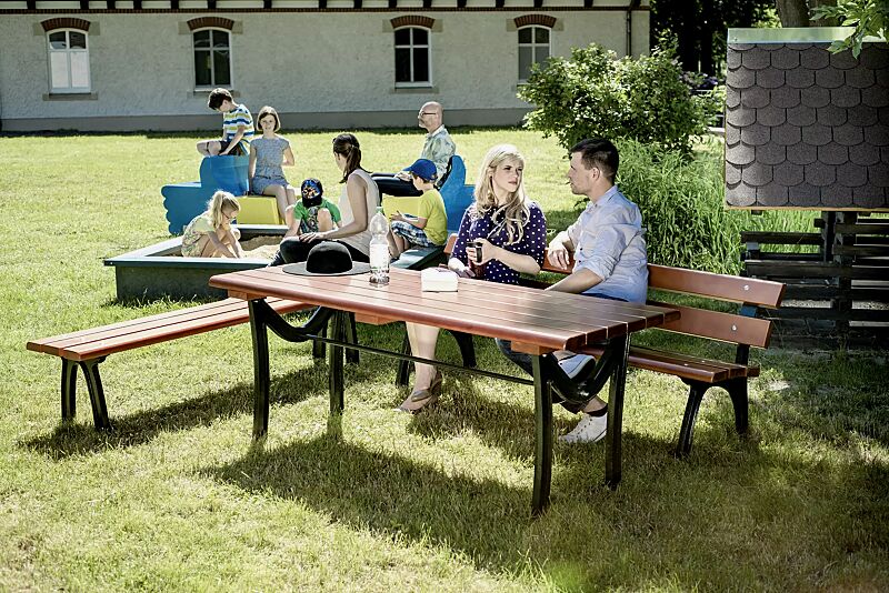 Sitzbänke ROMA ohne und mit Rückenlehne und Tisch ROMA, mit Fichtenholzbelattung