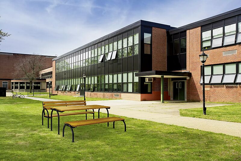 Tisch SAN REMO NEW und Sitzbänke SAN REMO NEW ohne Rückenlehne bzw. mit Rückenlehne und Armlehnen, mit Fichtenholzbelattung, Stahlteile in RAL 9011 graphitschwarz